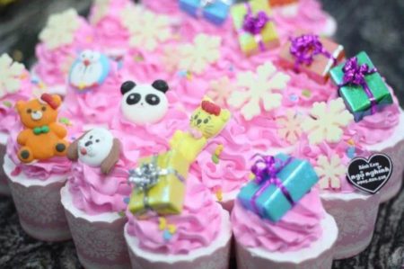 banh-sinh-nhat-ngo-nghinh-2012-12-31-banh-cupcake-kem-hong