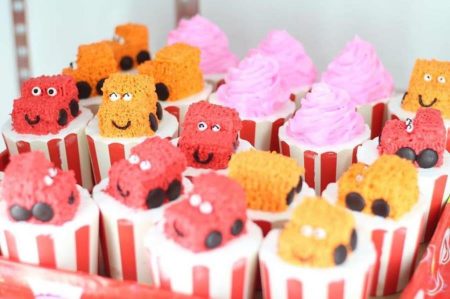 banh-sinh-nhat-ngo-nghinh-2016-11-21-cupcake-voi-oto-trang-tri-nhieu-mau