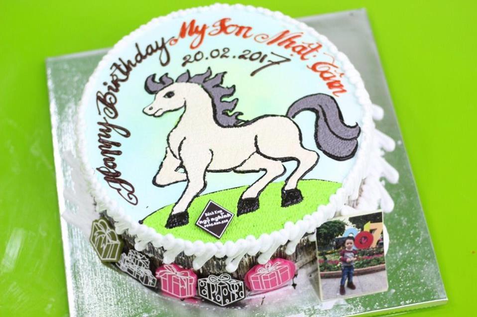Bánh kem ngựa - Với màu sắc tươi sáng và hình dáng ngựa đáng yêu, chiếc bánh kem ngựa sẽ khiến bạn không thể rời mắt khỏi hình ảnh này. Đây là lựa chọn hoàn hảo cho các buổi tiệc sinh nhật hay một sự kiện đặc biệt. Hãy cùng nhìn vào bức ảnh này và cảm nhận sự lấp lánh của chiếc bánh kem ngựa.