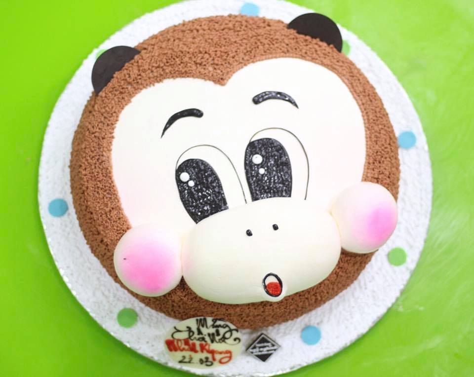 Hãy cùng chiêm ngưỡng bánh kem sinh nhật tạo hình con khỉ đáng yêu nhất! Với sự kết hợp tinh tế giữa sắc đỏ và vàng, chú khỉ xinh đẹp sẽ chào đón một buổi tiệc sinh nhật không thể hoàn hảo hơn. Hãy đến và thưởng thức loại bánh kem đặc biệt này!