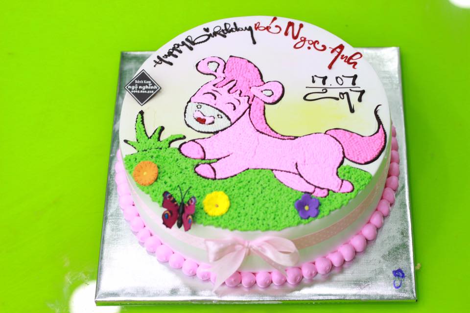 Bánh kem sinh nhật hình con ngựa đáng yêu và tinh tế này đem lại sự kết hợp hoàn hảo giữa hương vị ngọt ngào và trang trí tinh tế, hứa hẹn sẽ làm hài lòng nhiều người.