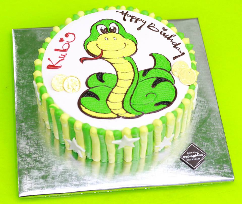 Các bạn hãy đến xem chiếc bánh kem ngộ nghĩnh với hình ảnh con rắn đáng yêu và dễ thương nhất mà bạn từng thấy. Bánh kem được làm bằng tay với những chi tiết tinh tế và màu sắc tươi sáng. Hãy đảm bảo rằng bạn sẽ cảm thấy bị thu hút bởi sự dễ thương của chiếc bánh kem này.