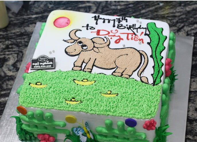 Với hình ảnh một chú bò con hồng ngoại nghĩa vụ và ngộ nghĩnh đang ăn cỏ, chiếc bánh sinh nhật con trâu sẽ khiến cho mọi người cảm thấy đầy thích thú và tình cảm. Với vị ngọt ngào và trang trí tinh tế, món bánh này sẽ khiến cho sinh nhật của người đón sinh nhật thêm phần ấm áp.