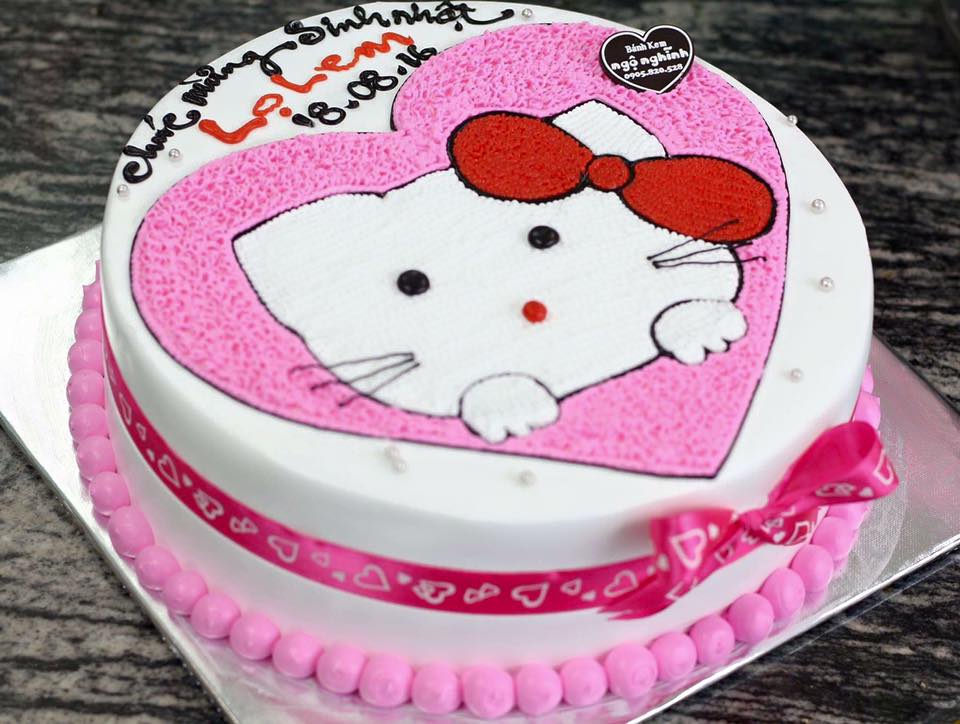 Bánh kem sinh nhật hình mèo Hello Kitty độc đáo và dễ thương sẽ khiến bạn mê mẩn chỉ trong một nháy mắt! Bánh được làm với tình yêu và tâm huyết để tạo nên hình dáng mèo Kitty đáng yêu. Hương vị bánh kem vô cùng ngọt ngào và bổ sung thêm một lớp phô mai kem tạo cảm giác béo ngậy.