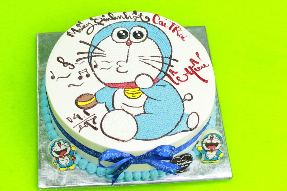 Bánh kem Doremon: Bạn muốn nếm thử những chiếc bánh kem Doraemon ngon tuyệt trên đĩa? Hãy đến và thưởng thức các loại bánh kem được trang trí bằng hình ảnh Doraemon đáng yêu này. Bạn sẽ không muốn rời đi một khi đã thử.