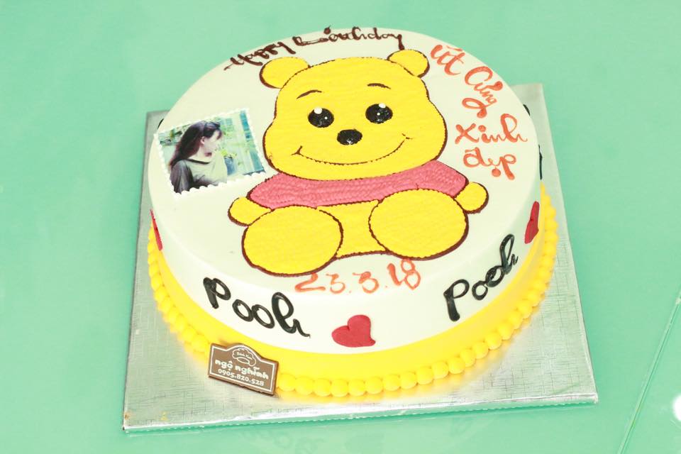 Bánh sinh nhật vẽ hình gấu pooh bé nhỏ in hình chủ nhân dễ thương - bánh sinh nhật (birthday cake): Chiếc bánh sinh nhật tuyệt đẹp với hình dáng gấu Pooh bé nhỏ sẽ làm bạn bè và người thân cảm thấy bất ngờ và ấn tượng. Hãy tham khảo hướng dẫn cách làm bánh sinh nhật vẽ hình gấu Pooh để có một bữa tiệc sinh nhật thật đáng nhớ.