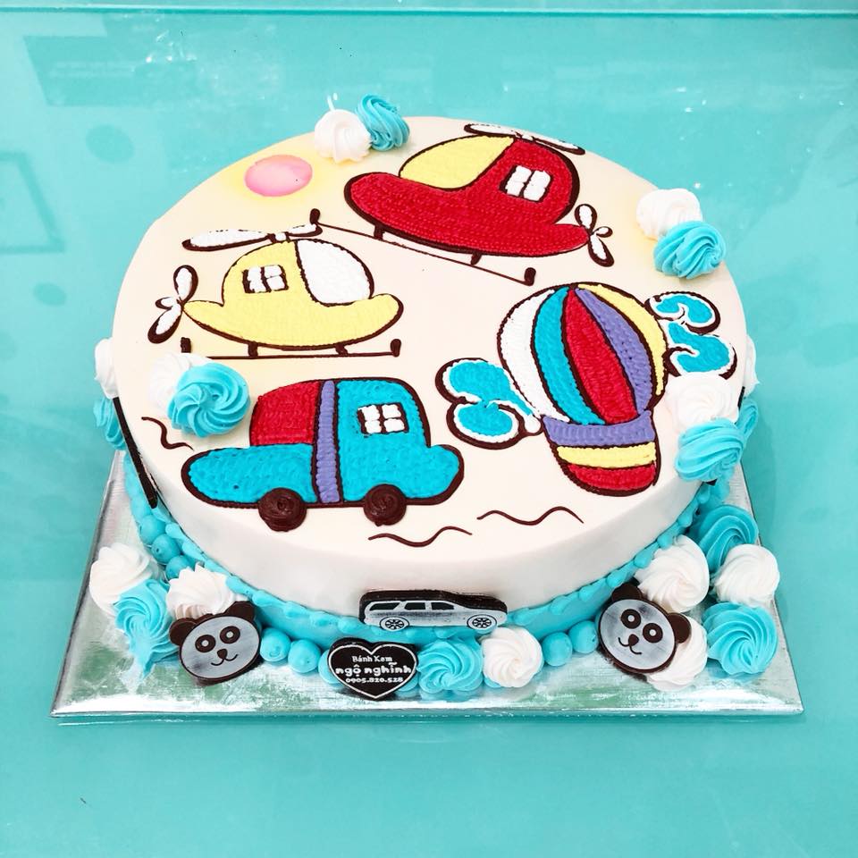 Một chiếc bánh sinh nhật độc đáo với những hình vẽ máy bay và chiếc xe dễ thương, sẽ khiến bé yêu của bạn cảm thấy thích thú. Tặng bé một món quà sinh nhật đầy ý nghĩa và đầy đáng nhớ.