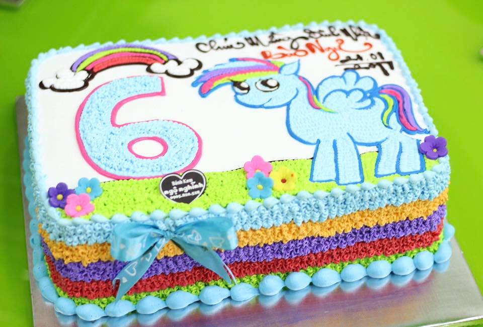Bánh sinh nhật vẽ hình ngựa pony: Hãy cùng nhau khám phá một thế giới mơ mộng và đầy màu sắc với chiếc bánh sinh nhật được vẽ hình ngựa pony xinh xắn. Với những chi tiết tuyệt đẹp và hương vị ngọt ngào, bánh sẽ làm cho bữa tiệc sinh nhật của bé trở nên thật đặc biệt.