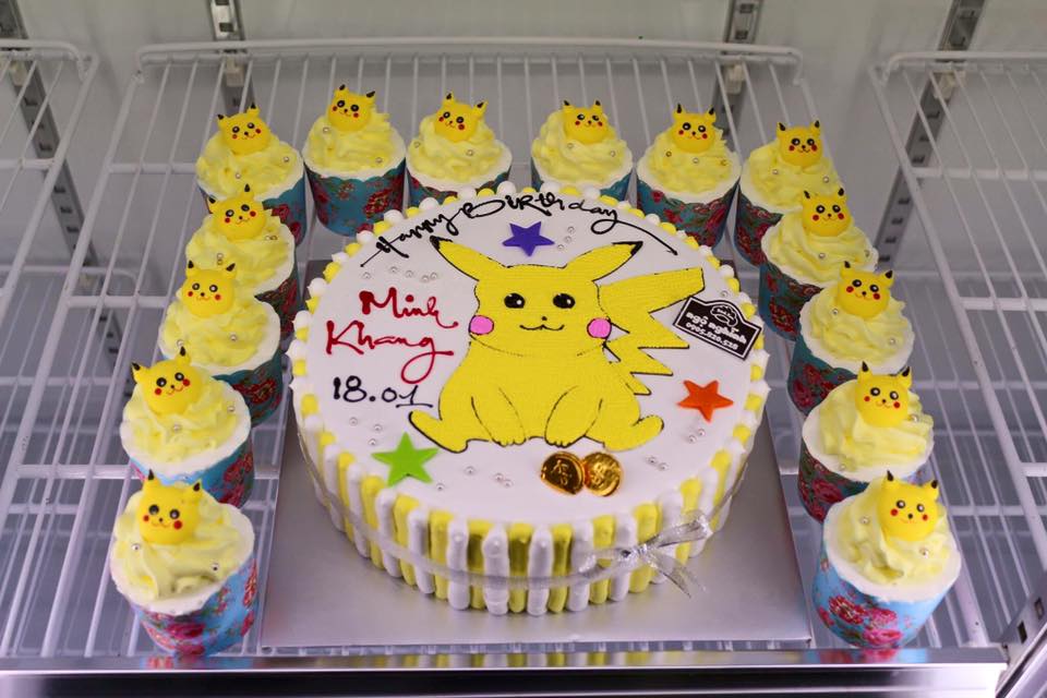 Bánh sinh nhật pikachu: Với hình ảnh của một trong những Pokémon đáng yêu nhất, bánh sinh nhật pikachu sẽ làm cho bữa tiệc của bạn trở nên lý thú hơn. Hương vị thơm ngon và hình dáng bắt mắt của bánh sẽ khiến bạn và các khách mời của mình thích thú.