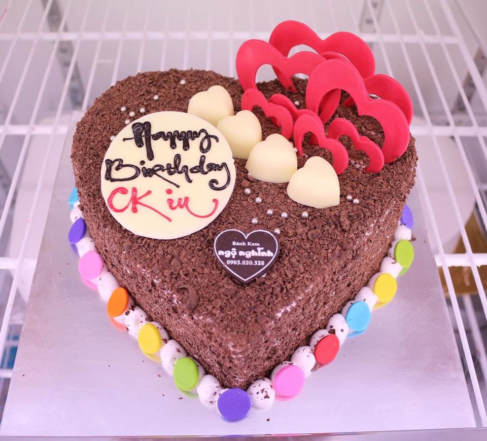 Bánh kem sinh nhật trái tim rắc bột socola gắn tim đỏ đẹp lãng mạn ...