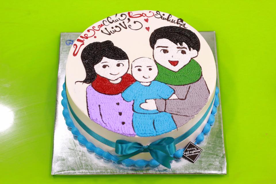 Bánh sinh nhật được vẽ hình gia đình là một ý tưởng trang trí độc đáo và ý nghĩa. Hình ảnh gia đình được vẽ trên trên chiếc bánh sẽ khiến cho buổi tiệc sinh nhật thêm đầy cảm xúc và ý nghĩa. Hãy xem hình ảnh để cảm nhận được tình cảm và vẻ đẹp tinh tế của chiếc bánh này.