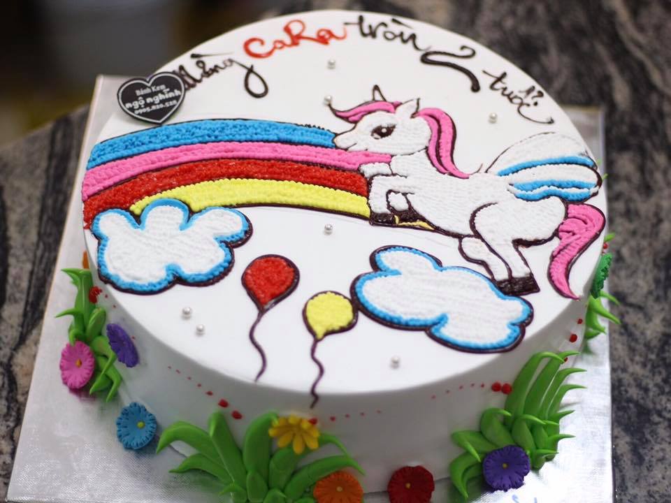 Bức tranh bánh sinh nhật với hình ảnh ngựa pony cầu vồng đẹp lạ cho con gái là món quà sinh nhật mà bạn sẽ không muốn bỏ lỡ! Hình ảnh ngựa pony cầu vồng sẽ làm cho món bánh trở nên đặc biệt và tuyệt vời hơn từng lát.