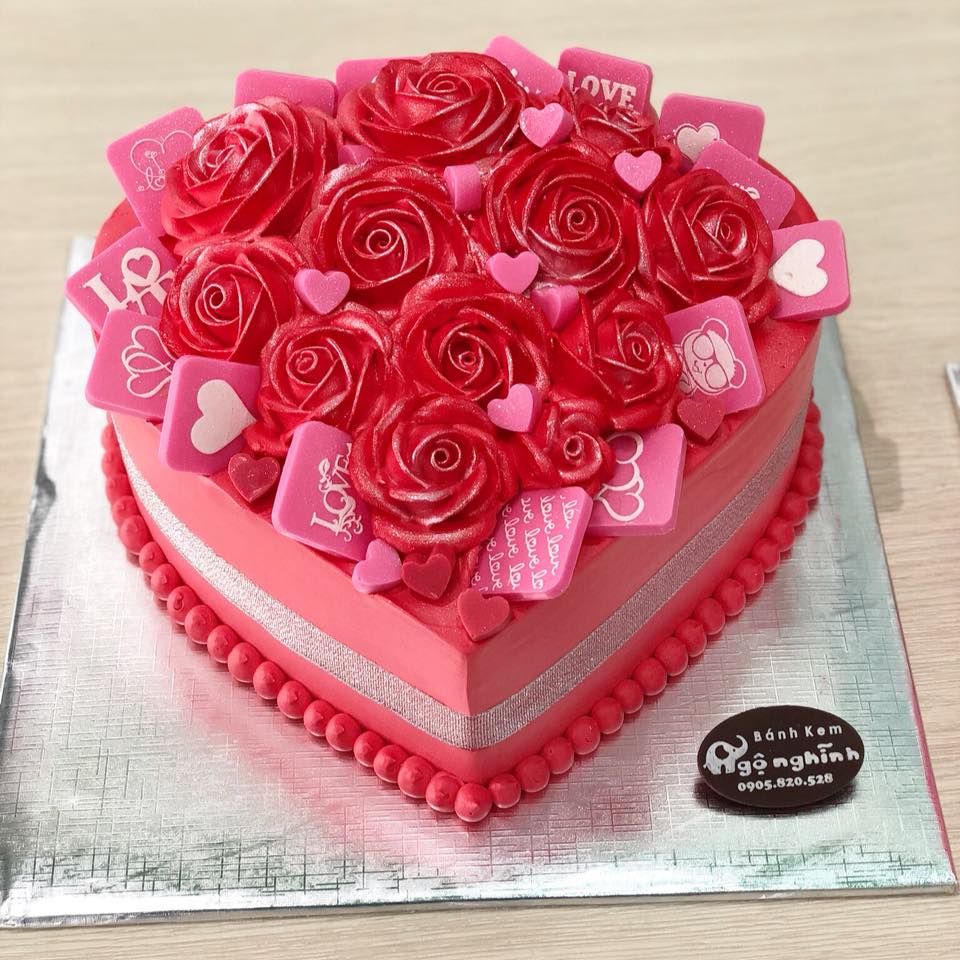 Bánh kem sinh nhật trái tim bắt hoa hồng đỏ rực rỡ đẹp lạ dành cho ...
