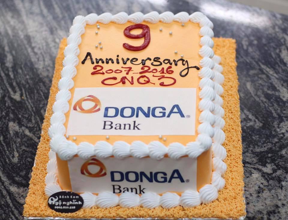 Bánh kem sinh nhật màu cam in logo Đông Á Bank mừng kỷ niệm thành ...