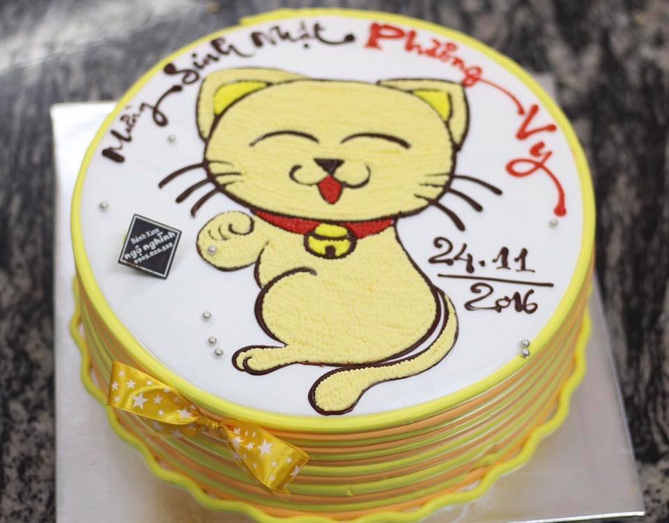 Bánh kem mèo trang trí nơ vàng: Với kỹ thuật trang trí tinh tế và màu sắc tươi sáng, chiếc bánh kem mèo trang trí nơ vàng sẽ khiến bạn say mê ngay từ cái nhìn đầu tiên. Hãy xem bức hình và cảm nhận sự yêu thương và sự độc đáo của chiếc bánh này nào.