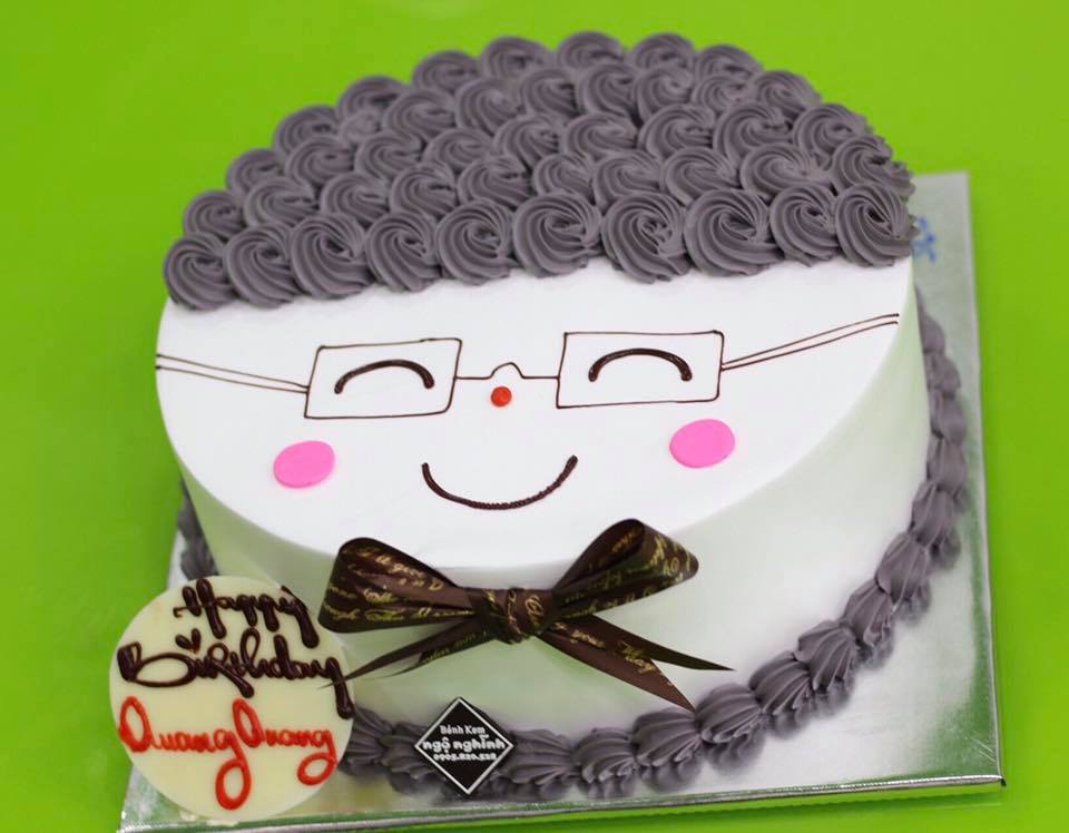 Tòa lâu đài kẹo ngọt tràn ngập nụ cười sảng khoái, với bánh sinh nhật hình mặt bé trai đeo kính. Một chiếc bánh tuyệt đẹp và ngọt ngào, gây cảm giác rung động trong trái tim mỗi vị khách đến thưởng thức. Hãy cùng chiêm ngưỡng hình ảnh nhé!