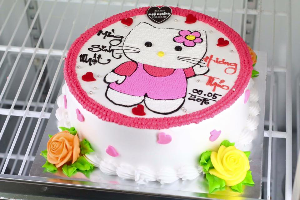 Bánh kem sinh nhật vẽ hình hello kitty màu hồng: Bánh kem sinh nhật với hình ảnh hello kitty màu hồng là một món quà sinh nhật tuyệt vời cho những cô gái yêu thích mèo kitty. Bánh với màu hồng tươi sáng và hình ảnh hello kitty đáng yêu được vẽ rất tinh tế đến từng chi tiết sẽ khiến buổi sinh nhật của bạn trở nên sống động và thú vị hơn bao giờ hết. Hãy thưởng thức chi tiết chiếc bánh này ngay.