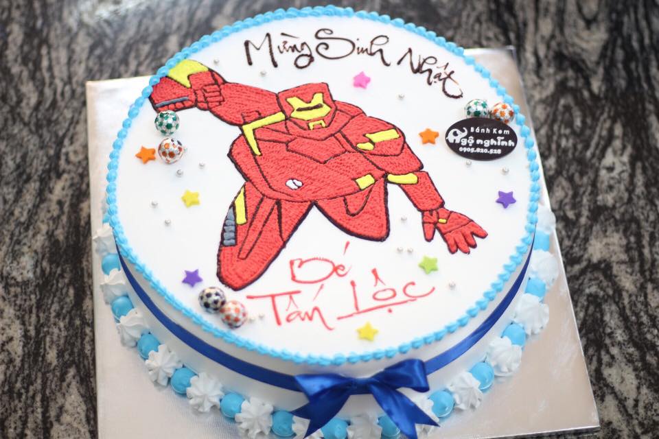 Bánh sinh nhật Iron man đang là xu hướng mới nhất trong các buổi tiệc sinh nhật công chúa hay siêu anh hùng. Bạn có thể tự làm bánh sinh nhật độc đáo với hình dạng và màu sắc Iron man và tặng bé trai trong ngày đặc biệt của họ.