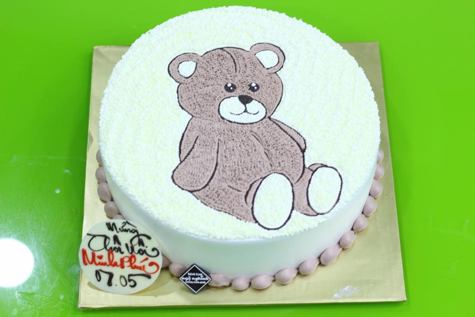 Bánh sinh nhật vẽ hình gấu teddy ngộ nghĩnh thôi nôi bé đẹp độc lạ: Bạn đang muốn một chiếc bánh sinh nhật độc đáo và đáng yêu? Bánh sinh nhật vẽ hình Gấu Teddy ngộ nghĩnh chính là lựa chọn tuyệt vời cho bạn. Thiết kế độc đáo và hương vị thơm ngon sẽ làm hài lòng mọi thực khách.