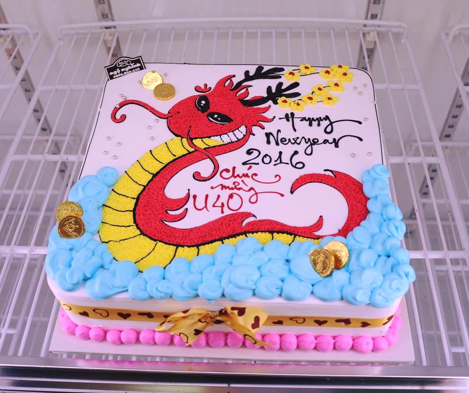 Một chiếc bánh sinh nhật độc đáo với hình dáng con rồng sẽ làm cho bữa tiệc những người thân của bạn trở nên đặc biệt và ấn tượng hơn bao giờ hết! Bạn sẽ không muốn bỏ lỡ cảm giác thú vị khi thưởng thức nó!