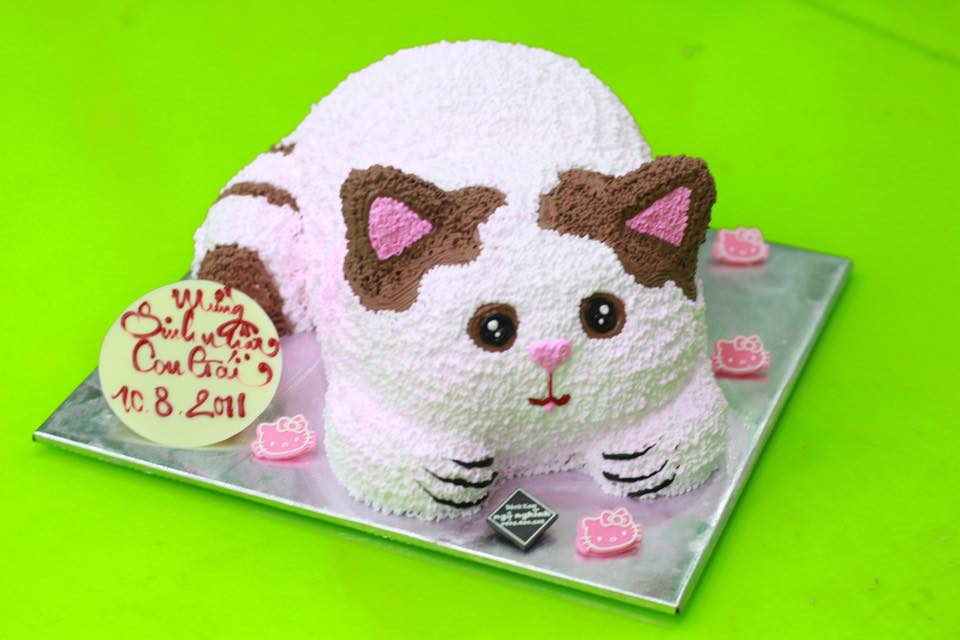 Thưởng thức bánh kem 3D hình mèo Kitty cực đáng yêu và đậm chất ngọt ngào. Món tráng miệng tuyệt vời cho các tín đồ yêu thích truyền thống và sự độc đáo. Xem hình ảnh để cảm nhận trọn vẹn trước khi thưởng thức.