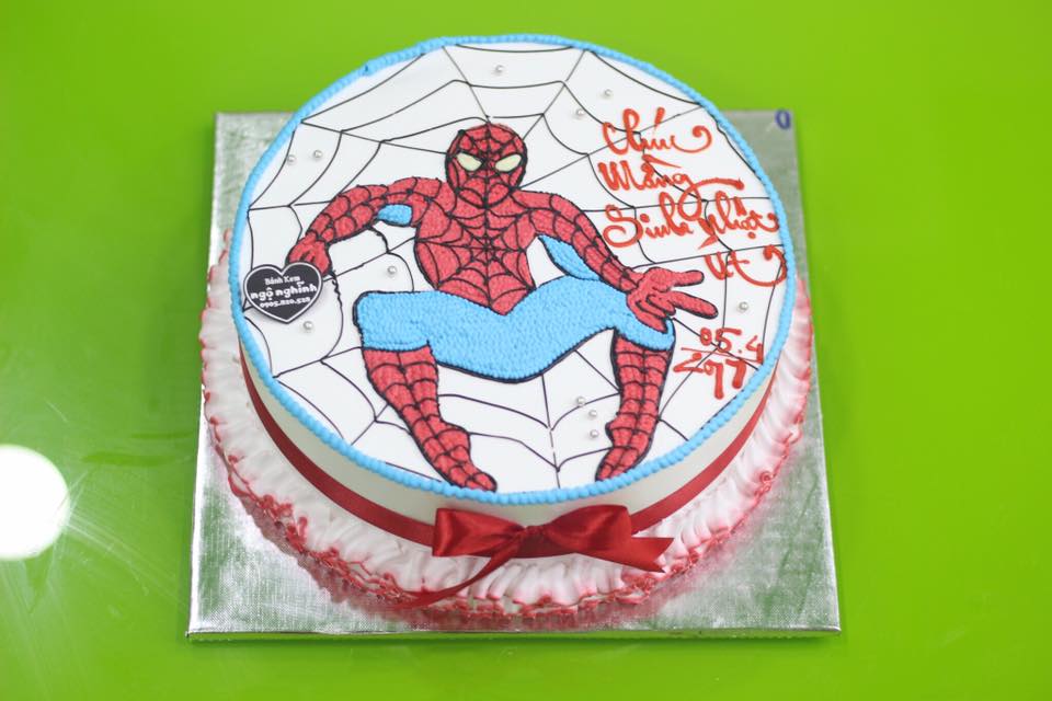 Bánh kem vẽ người nhện: Bạn đã bao giờ muốn ăn một chiếc bánh kem với hình ảnh người nhện yêu thích của bạn chưa? Món quà thú vị này không chỉ ngon mà còn cực kỳ đáng yêu với chi tiết được tinh tế vẽ trên bề mặt kem.