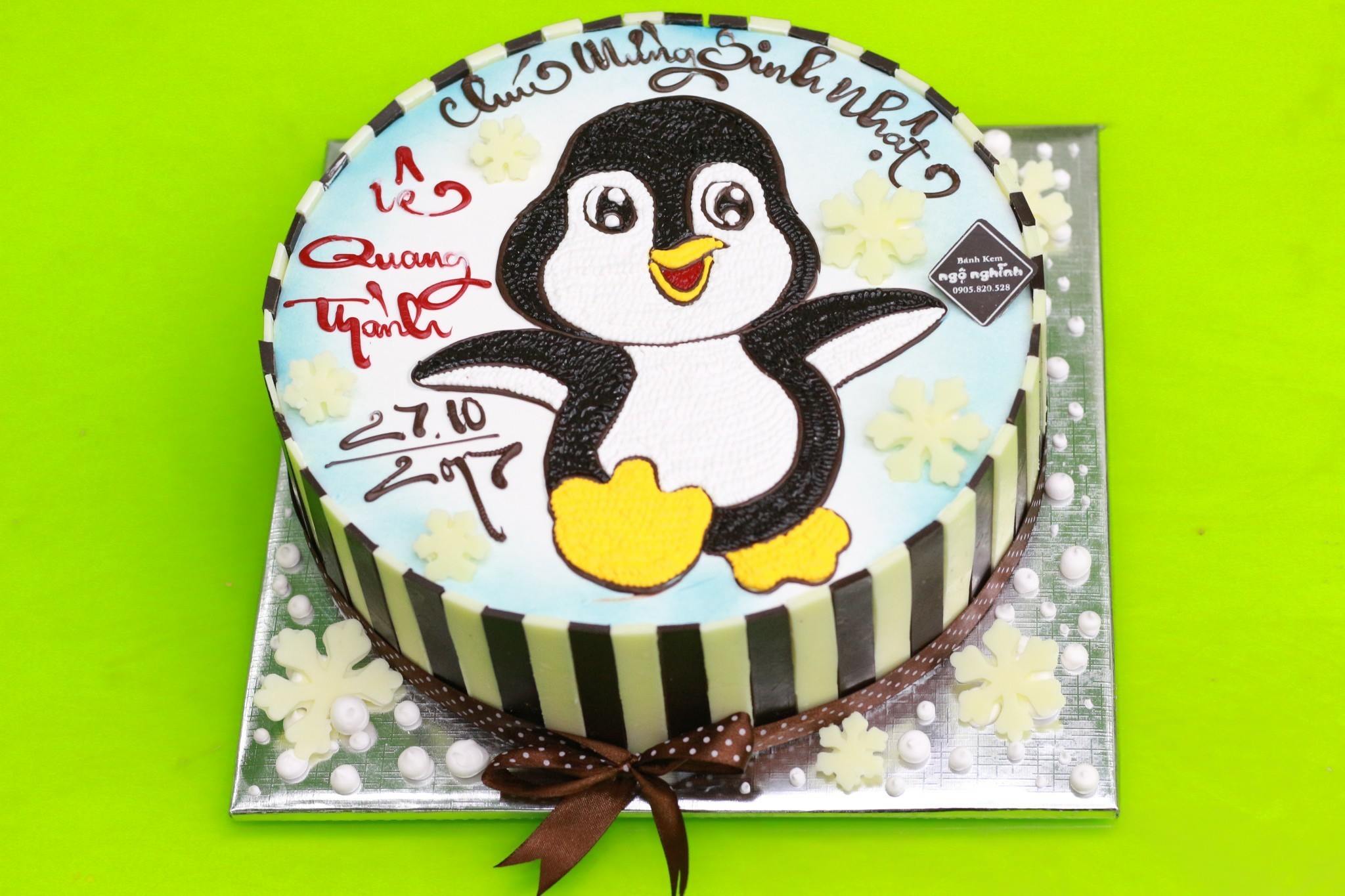 Bánh kem sinh nhật vẽ hình chim cánh cụt dễ thương viền bánh socola tặng bé  trai đẹp lạ | Bánh Kem Ngộ Nghĩnh