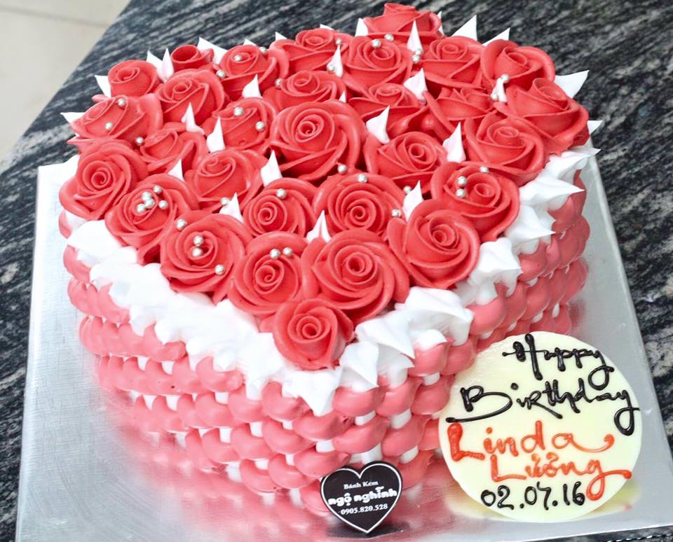 Hãy tưởng tượng, bánh sinh nhật của bạn được tạo hình 3D trông như thật! Và giỏ hoa trái tim đỏ rực rỡ xinh lung sẽ thêm phần hoàn hảo cho bữa tiệc sinh nhật của bạn. Hãy xem ngay hình ảnh của chúng tôi để cảm nhận được sự độc đáo này!