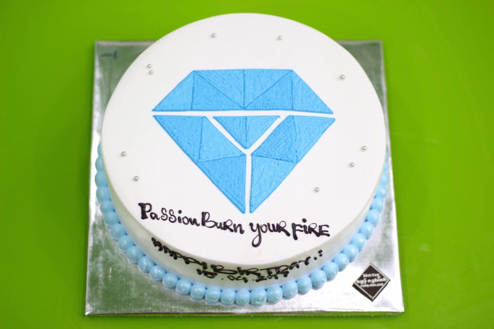 Bánh kem sinh nhật vẽ kim cương logo màu xanh mừng sinh nhật công ty đẹp  sang trọng | Bánh Kem Ngộ Nghĩnh