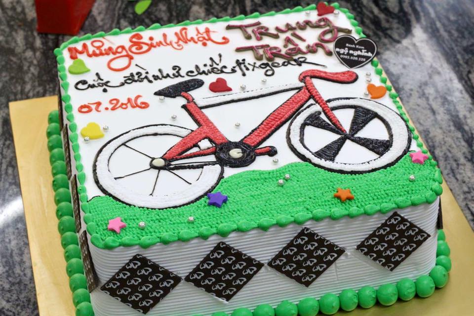 Hãy thử một chiếc bánh kem sinh nhật tạo hình chiếc xe đạp, nó sẽ làm cho bữa tiệc sinh nhật của bạn trở nên thật đặc biệt và đầy sáng tạo. Được trang trí bằng những loại hoa và trái cây tươi ngon, nó sẽ là món ăn đầy ấn tượng trong ngày sinh nhật của bạn.