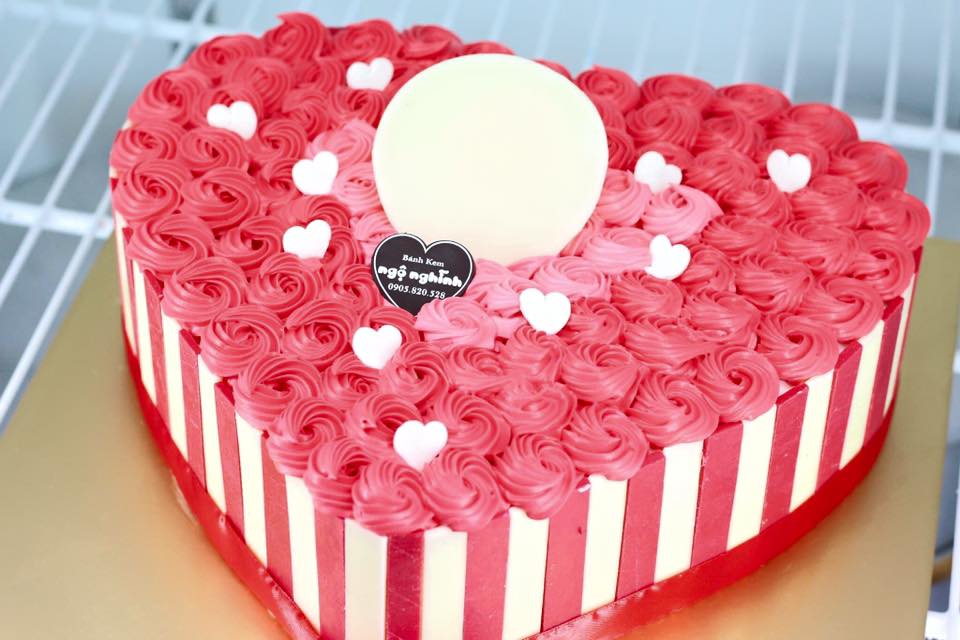 Bánh sinh nhật in hình trái ngược tim ăn được gắn tim red color rất đẹp xinh tươi tặng  phái đẹp  Bánh Kem Ngộ Nghĩnh