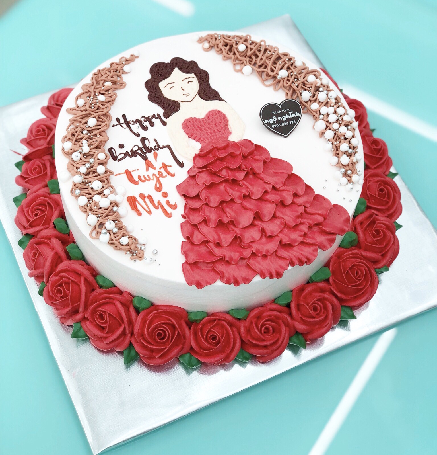 Bánh sinh nhật vẽ hình cô gái váy đỏ bắt hoa hồng đỏ đẹp rực rỡ ...
