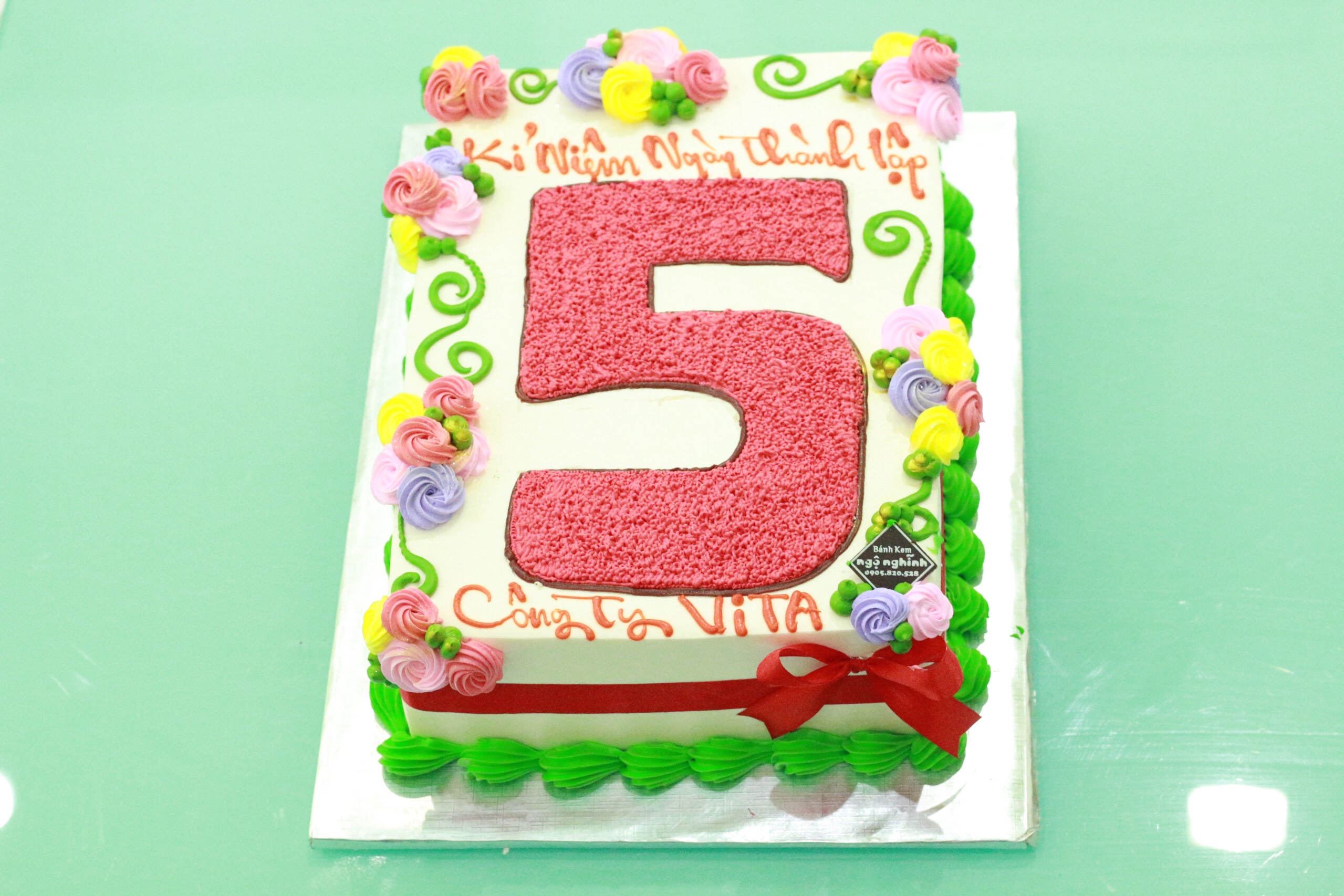 Bánh kem sinh nhật: Hãy nhìn vào bức hình ngọt ngào này với những chiếc bánh kem sinh nhật thơm ngon và đầy màu sắc! Chắc chắn bạn sẽ muốn đến ngay một tiệm bánh để thưởng thức hoặc tự tay thực hiện cho người yêu thương của mình một chiếc sinh nhật đáng nhớ.