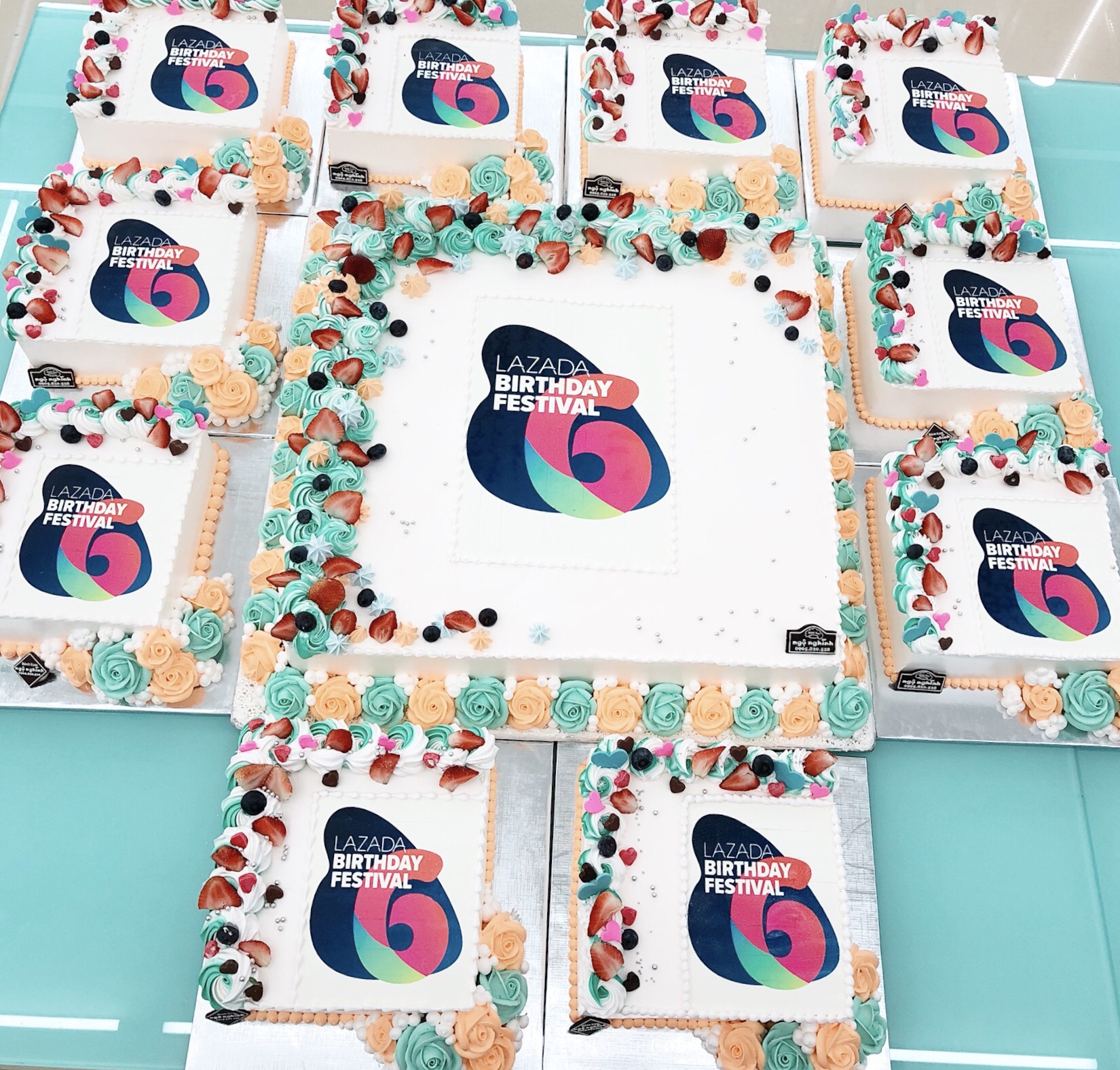 Bánh kem sinh nhật mừng sự kiện công ty Lazada trang trí dâu tây tươi hoành  tráng  Bánh Kem Ngộ Nghĩnh