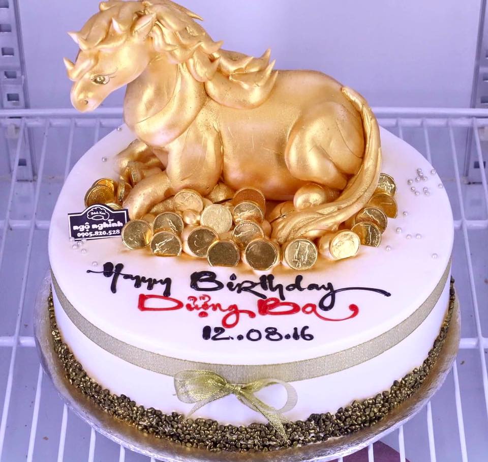 Bánh Kem Sinh Nhật Tạo Hình 3D Con Ngựa Tuổi Ngọ Mạ Vàng Sang Trọng Hoành  Tráng | Bánh Kem Ngộ Nghĩnh