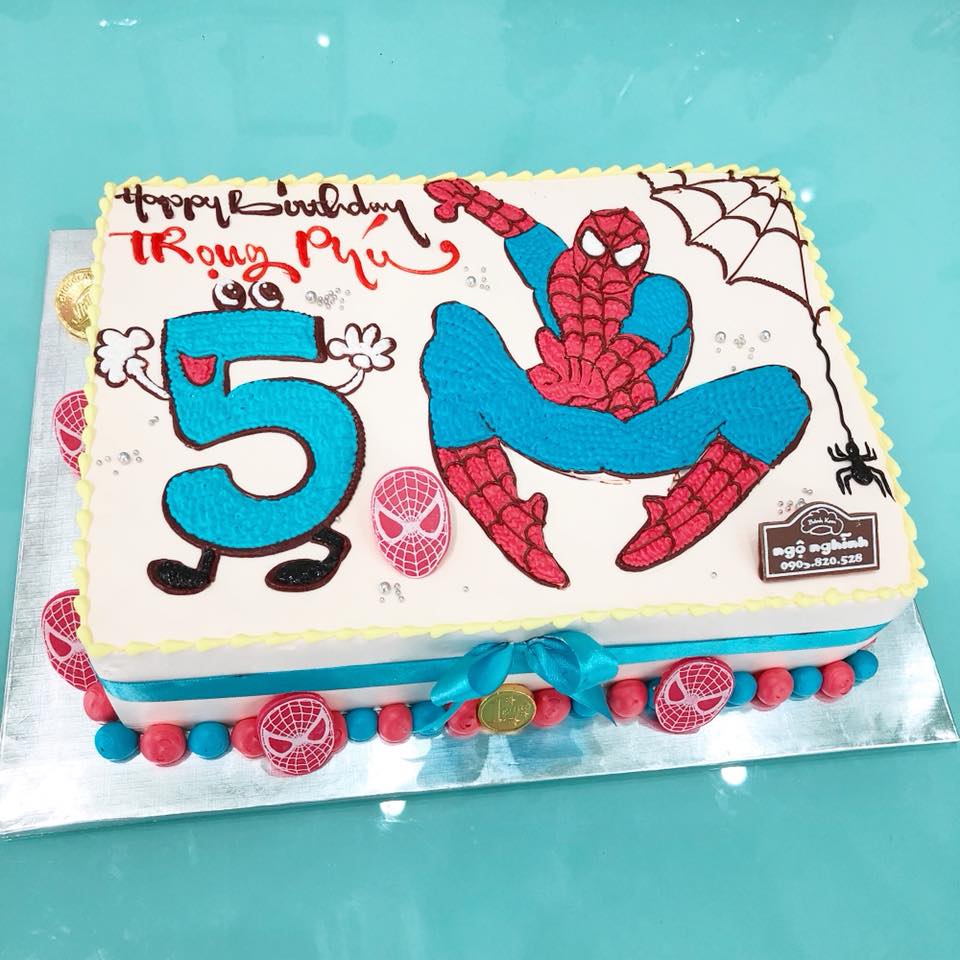 Bánh sinh nhật vẽ người nhện không chỉ là món quà hoàn hảo cho buổi tiệc sinh nhật của con, mà còn là một trải nghiệm tuyệt vời cho các bé yêu thích siêu anh hùng. Hãy nhanh tay đặt hàng để có một buổi sinh nhật thật đáng nhớ.