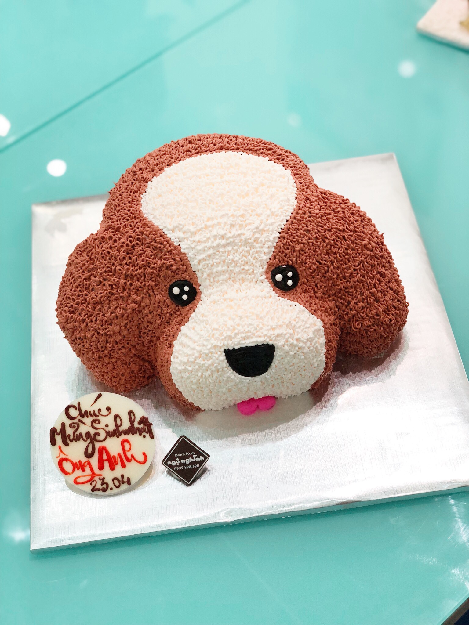Tất cả tình cảm và sự quan tâm của bạn dành cho người thân sẽ được đúc kết trong chiếc bánh sinh nhật 3D mặt con chó tuyệt đẹp. Với hương vị ngọt ngào và tràn đầy sức sống, chiếc bánh này sẽ làm nổi bật bất kỳ đám sinh nhật nào. Chúc mừng sinh nhật với chiếc bánh đậm chất yêu thương này!