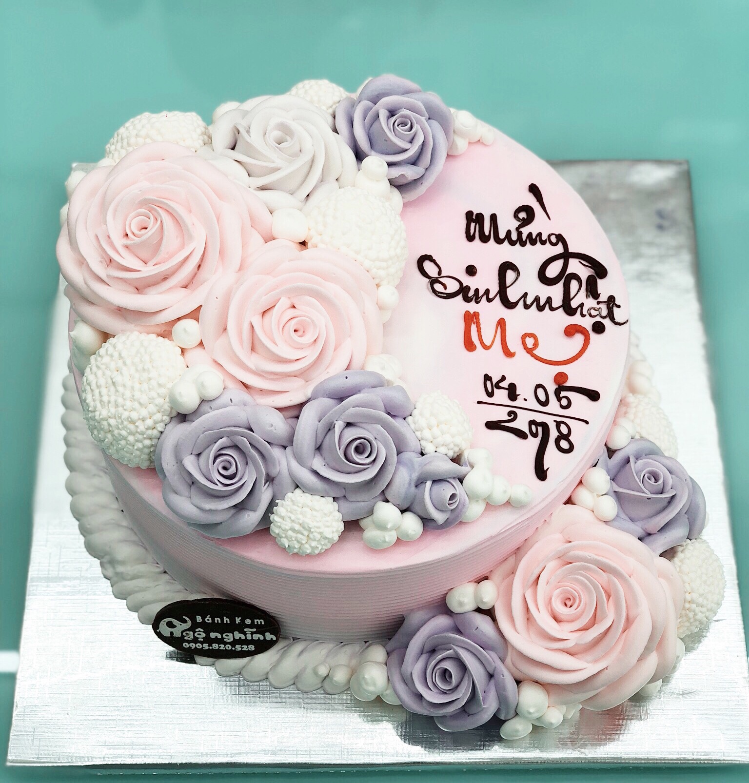 Bạn mong muốn một chiếc bánh sinh nhật tạo hình hoa hồng 3D để tặng cho người thân hoặc bạn bè của mình? Hãy xem mẫu bánh của chúng tôi để lựa chọn những kiểu hoa hồng đẹp nhất và sống động nhất nhé!
