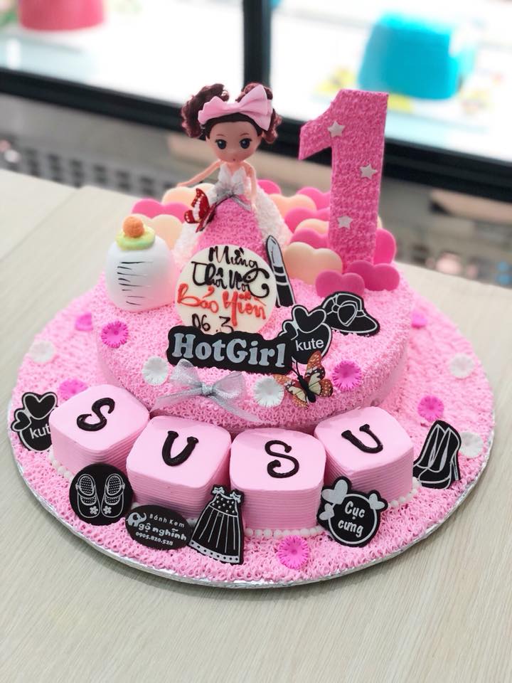 Bánh kem sinh nhật bé gái 1 tuổi chó hồng fondant | vuatrangtri.vn