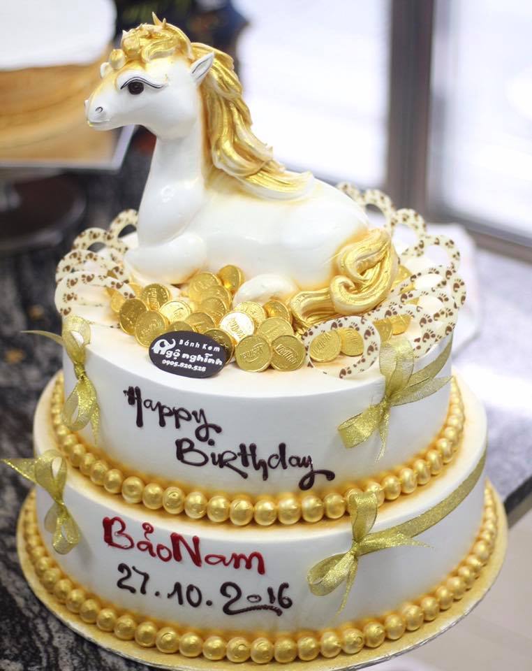 Bánh sinh nhật 2 tầng tạo hình 3d con ngựa tuổi ngọ gắn tiền vàng ...