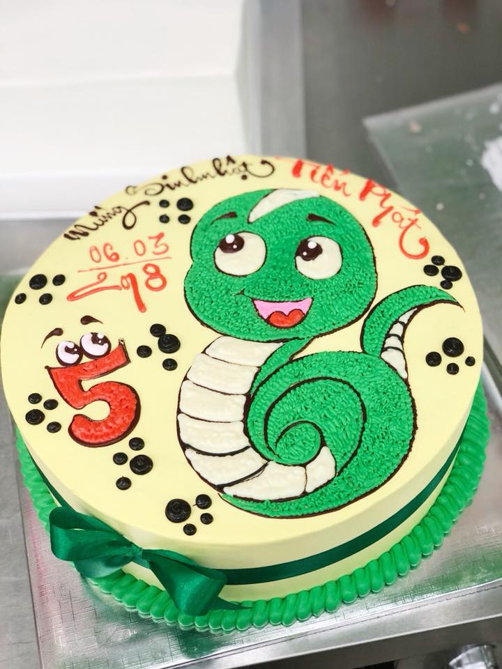 Bánh kem sinh nhật cho người tuổi rắn - tuổi Tỵ - YouTube