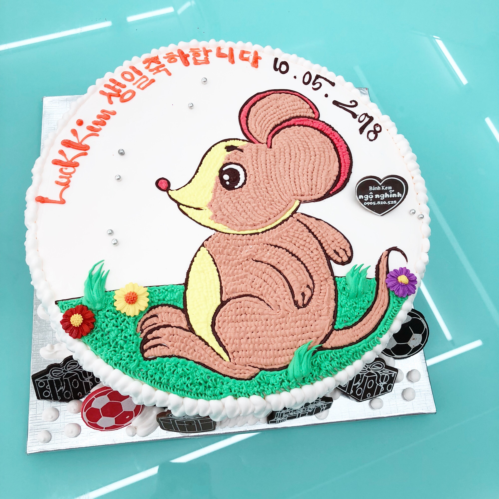 Nét tinh tế và đáng yêu của bánh sinh nhật vẽ hình con chuột tuổi tý sẽ gợi lên những cảm xúc ngọt ngào. Mùi thơm ngào ngạt hòa quyện cùng chiếc bánh chuột ngộ nghĩnh, chắc chắn sẽ làm bạn trở nên thích thú.