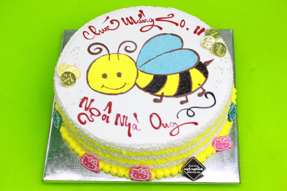 Bánh kem hoạt hình chú ong là điều hoàn hảo cho các bữa tiệc dành cho trẻ em hoặc một buổi sinh nhật vui vẻ. Bạn sẽ bất ngờ với cách chú ong đáng yêu được phô diễn trên chiếc bánh kem này. Hãy xem hình ảnh liên quan để thưởng thức chiếc bánh kem mà bạn sẽ chắc chắn muốn thử ngay.