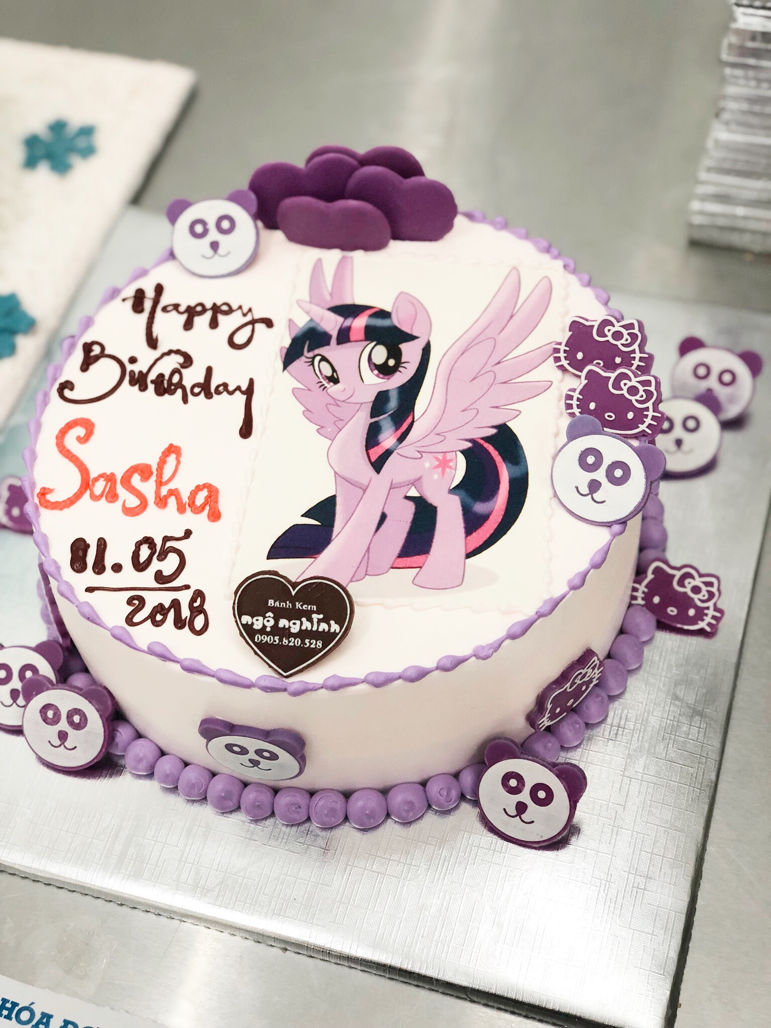 Bánh sinh nhật fondant hình ngựa pony có cánh đẹp kiêu sa