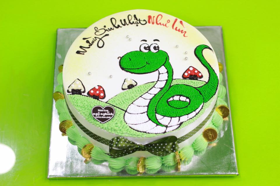 Bạn đã từng suy nghĩ về chiếc bánh kem sinh nhật với hình con rắn đáng yêu hay chưa? Nếu chưa, chúng tôi hi vọng hình ảnh này sẽ khiến bạn cảm thấy ngọt ngào và hạnh phúc. Từ bánh kem vẽ hình đến trang trí, tất cả đều rất đáng yêu.