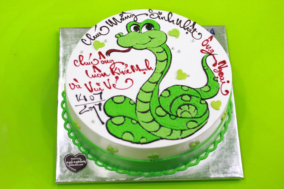 Bánh kem ngộ nghĩnh vẽ hình con rắn sẽ là lựa chọn tuyệt vời cho bữa tiệc sinh nhật hay các dịp lễ tết. Với hình thức độc đáo và ý nghĩa tượng trưng của con rắn, bánh kem này mang đến sự mới mẻ và độc đáo cho bàn tiệc. Hãy đến với ảnh để tận mắt chiêm ngưỡng tác phẩm làm bằng tay đầy tinh thông này.