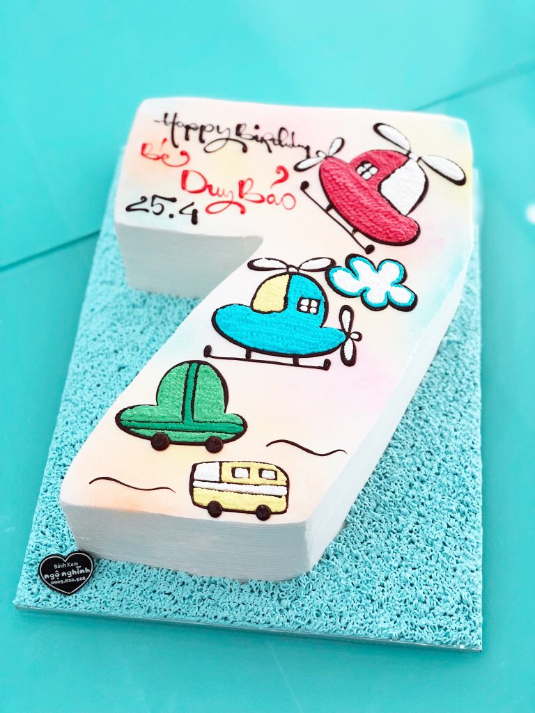 Bánh kem sinh nhật tạo hình 3D số 7 với hình máy bay và xe cực kỳ ấn tượng và đẹp mắt. Nếu bạn đang tìm kiếm một chiếc bánh kem tạo hình độc đáo và sáng tạo, hãy tham khảo ngay bức hình này. Với kiểu dáng độc đáo và tinh tế, chiếc bánh này chắc chắn sẽ làm hài lòng bạn và khách mời của bạn.