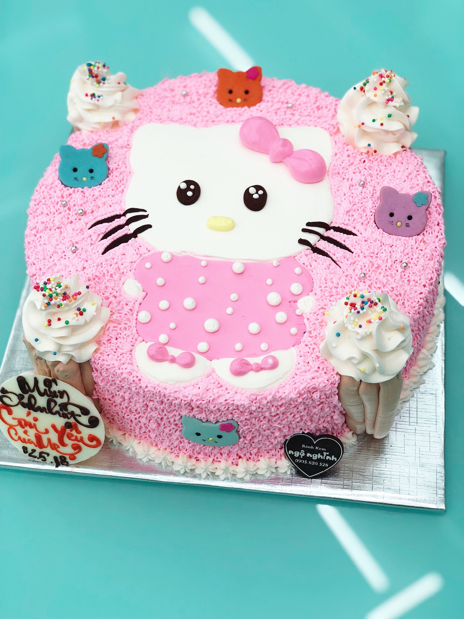 Bánh sinh nhật với hình mèo Hello Kitty màu hồng siêu dễ thương và đẹp mắt sẽ khiến cho bất kỳ ai nhìn vào cũng phải trầm trồ! Bánh được làm tinh tế với hương vị bông lan, kem sữa béo ngậy và phết lớp kem bơ, tạo cho bánh một vị ngọt ngào và hài hòa. Hãy xem và cảm nhận sự đặc biệt của bánh sinh nhật vẽ hình mèo Hello Kitty này.
