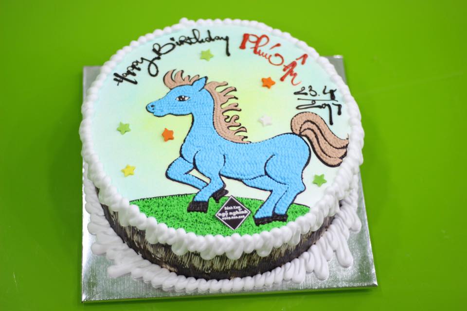 Hấp dẫn và ngộ nghĩnh là những từ để miêu tả chiếc bánh kem ngựa này. Với hình ảnh con ngựa đáng yêu và trang trí tinh tế, món bánh sẽ làm cho bữa tiệc của bạn trở nên thú vị và sáng tạo hơn.