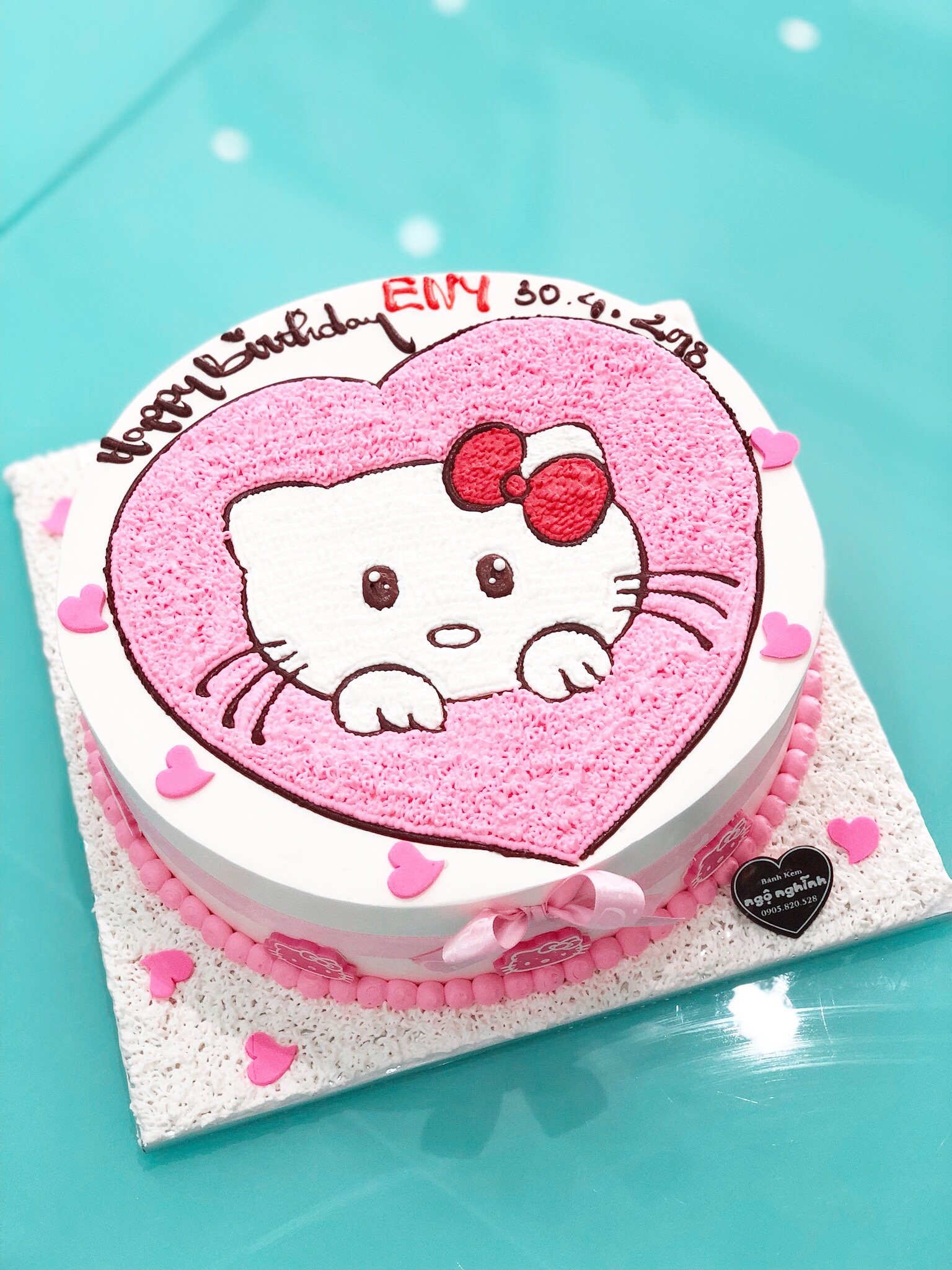 Một chiếc bánh kem sinh nhật hình trái tim Hello Kitty sẽ là lựa chọn hoàn hảo cho những tín đồ của chú mèo xinh đẹp này. Hình ảnh Hello Kitty được vẽ nghệ thuật trên bề mặt bánh, cùng với hương vị đầy ngọt ngào, chắc chắn sẽ thổi bay mọi cơn buồn cho bất kỳ ai. Hãy đến và thưởng thức chiếc bánh tuyệt vời này.